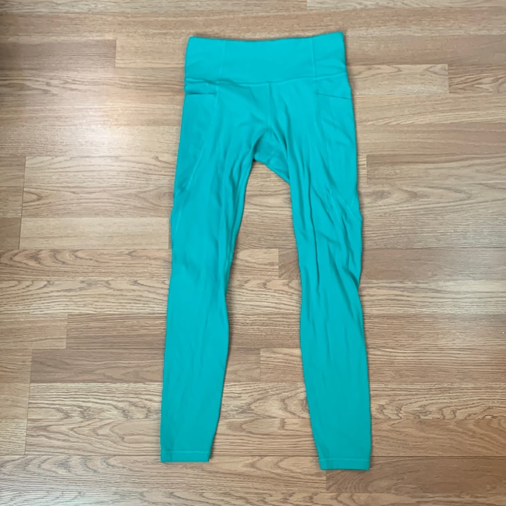 Athleta Salutation Stash Pocket tight with Powervita fabric